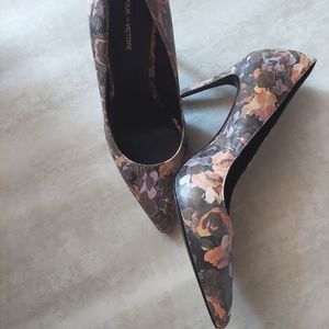 8.5 Pour LaVictoire Floral Pump